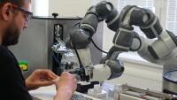 Robot yumi obsluha IMG 5687